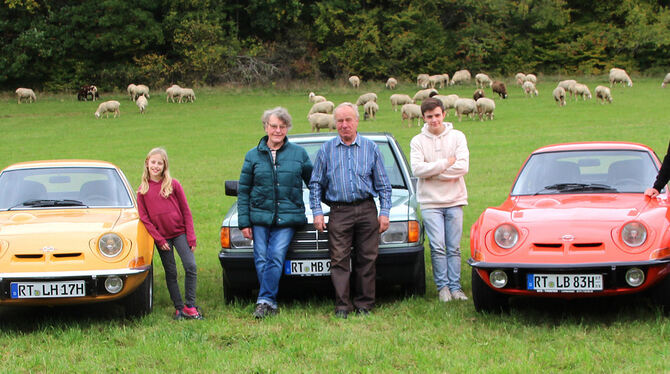 Richard Tröster mit seiner Frau Hildegard (Mitte) im Kreis ihrer Enkel mit den Fahrzeugen. FOTOS: LEIPPERT
