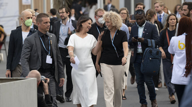 Außenministerin Annalena Baerbock (links) kommt mit Jennifer Morgan, Sonderbeauftragte für internationale Klimapolitik des Auswä