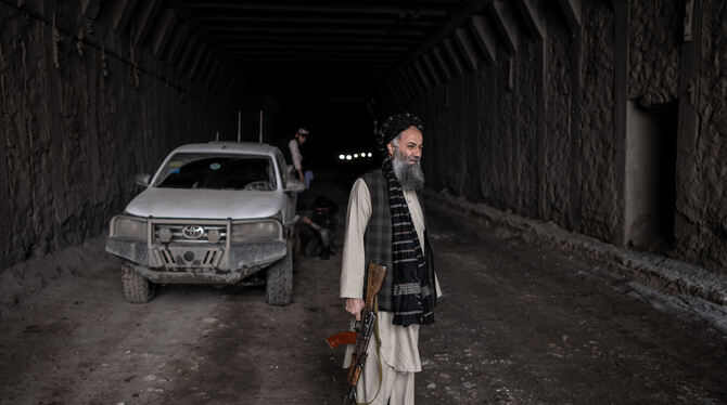 Taliban-Straßensperre am Solang-Pass in Afghanistan.  FOTO: WEIKEN/DPA