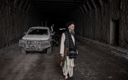 Taliban-Straßensperre am Solang-Pass in Afghanistan.  FOTO: WEIKEN/DPA 