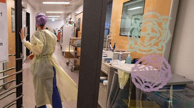 Anders als im Rest der Gesellschaft ist das Corona-Virus in Pflegeheimen immer noch ein allgegenwärtiges Thema.  FOTO: MURAT/DPA