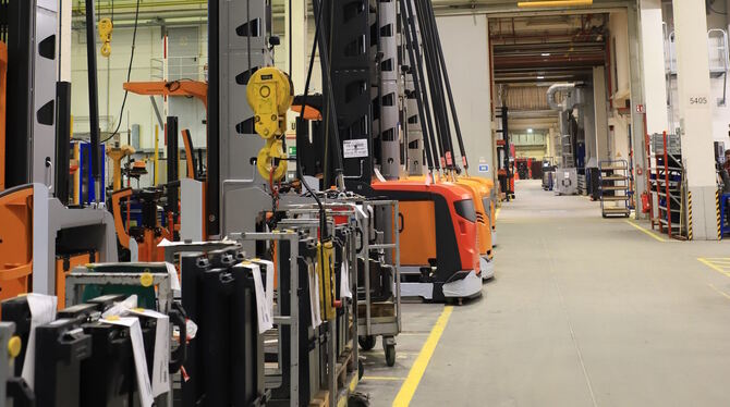 Der Blick in die Produktionshalle von Kion zeigt die hohen Stapler für Lagersysteme in aller Welt. Die Firma braucht für ihre Ka