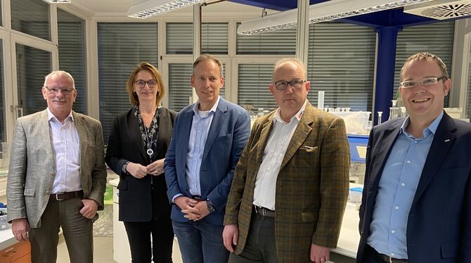 Geglückte Übernahme der SMP GmbH durch Miele (von links): Klaus Roth (Geschäftsführer SMP), Ulrike Weber (Miele), Thorsten Küppe