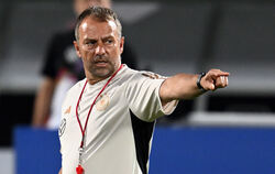 Da geht es Richtung Achtelfinale: Bundestrainer Hansi Flick in Katar. FOTO: GAMBARINI/DPA