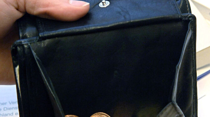 GEA-Leser helfen mit ihren Spenden Menschen in der Region bei finanziellen Engpässen.  FOTO: LUX/DPA