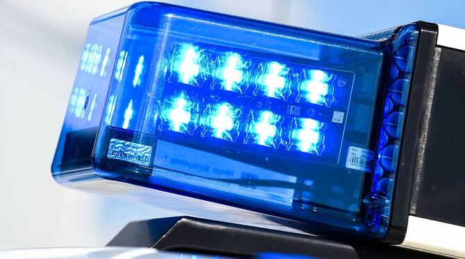 Ein Blaulicht auf dem Dach eines Einsatzfahrzeugs Ein Blaulicht auf dem Dach eines Einsatzfahrzeugs