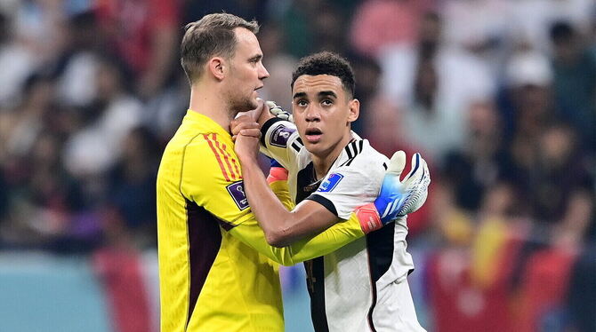 Fassungslos nach dem WM-Aus: Torwart Manuel Neuer versucht Jamal Musiala zu trösten.  FOTO: GROOTHUIS/WITTERS