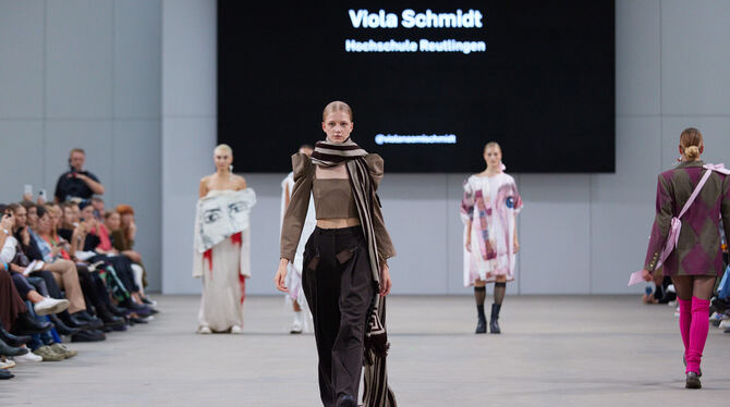 Eine Kollektion Studentin Viola Schmidt aus Reutlingen beim European Fashion Award in Berlin.