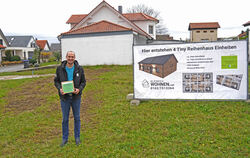 Julian Hermle steht auf dem Grundstück in Hülben, wo ein Tiny House mit vier Wohneinheiten entstehen wird. Links im Hintergrund 