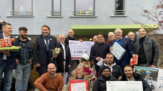 Organisiert hat die Spenden Marco Iantorno (ganz rechts im Bild).  FOTO: RUNGE