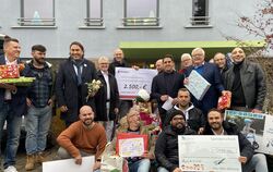 Organisiert hat die Spenden Marco Iantorno (ganz rechts im Bild).  FOTO: RUNGE