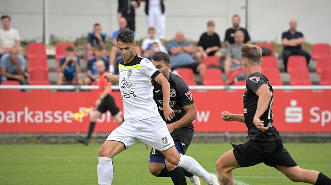 Reutlingens Stürmer Jovan Djermanovic (weißes Trikot) erzielt beim 4:2-Vorrunden-Sieg des SSV in Pforzheim zwei Tore.  FOTO: BAU
