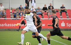 Reutlingens Stürmer Jovan Djermanovic (weißes Trikot) erzielt beim 4:2-Vorrunden-Sieg des SSV in Pforzheim zwei Tore.  FOTO: BAU