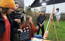 Ein Sondelfinger Garten als Schauplatz von »La Pura Vida«: Das junge Filmteam (rechts) – Emma Schmidt, Kameramann Richard Beck, 