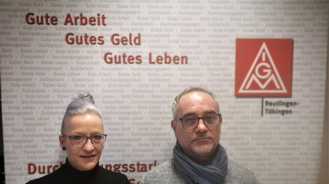 Tanja Silvana Nitschke und Athanas Koutloubasis stellen sich auf zähe Verhandlungen mit Siemens ein.  FOTO: SCHNIEPP