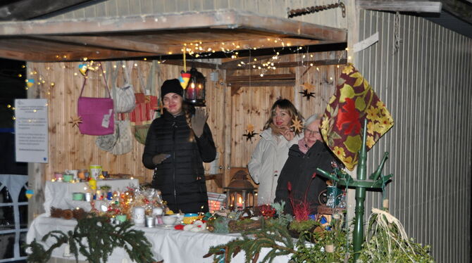 Der Arbeitskreis Asyl war zum ersten Mal auf dem Lichtensteiner Weihnachtsmarkt mit einem Stand vertreten. Ukrainische Frauen ha