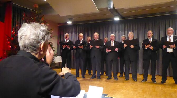 Der Männerchor eröffnet das Stiftungsfest des Liederkranzes musikalisch.  FOTO: BERNKLAU