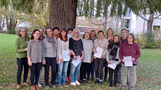 Die Hospizbegleiterinnen und Hospizbegleiter des Alb-Hospizes in Münsingen (hier mit Vertreterinnen des Ambulanten Hospizdienste