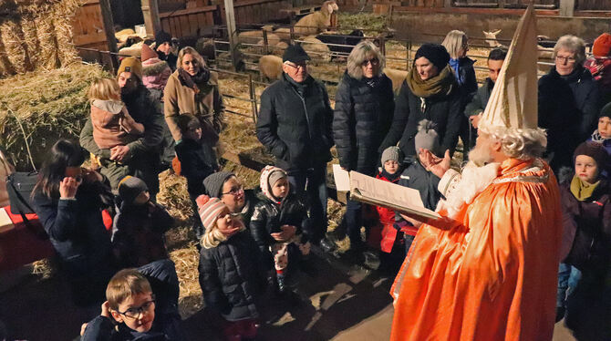 Zum »Advent im Stall« in Dürrenstetten kam der Nikolaus auf Einladung des Schwäbischen Albvereins Gundelfingen.  FOTO: BLOCHING