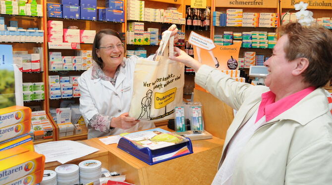 Glück gehabt: Diese Kundin hat das gewünschte Medikament in der Dusslinger Apotheke bei Ursula Barthlen bekommen. FOTO: MEYER
