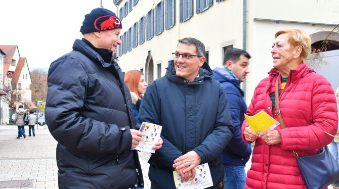 Dirk Abel (Mitte) ist in den Wahlkampf gestartet. Hier ist er auf dem Marktplatz vor dem Rathaus im Gespräch mit Balingern. FOTO