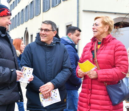 Dirk Abel (Mitte) ist in den Wahlkampf gestartet. Hier ist er auf dem Marktplatz vor dem Rathaus im Gespräch mit Balingern. FOTO