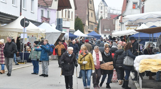 Viel los, wenig Charme: Die räumliche Verlegung des Mössinger Weihnachtsmarkts fand nicht bei allen Besuchern Zuspruch. FOTO: ME