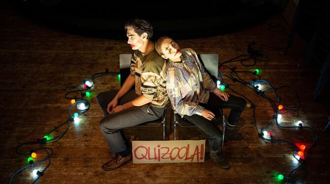 Rino Hosennen und Hannah Im Hof in der Performance »Quizoola!«.  FOTO: LINDENHOF