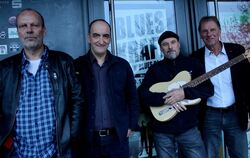 Die Band Blueskraft (von links): Oli Weiss, Wolfgang Theurer, Jimmi Braun und Ur-Bandmitglied Werner Schulz.  FOTO: SPIESS 