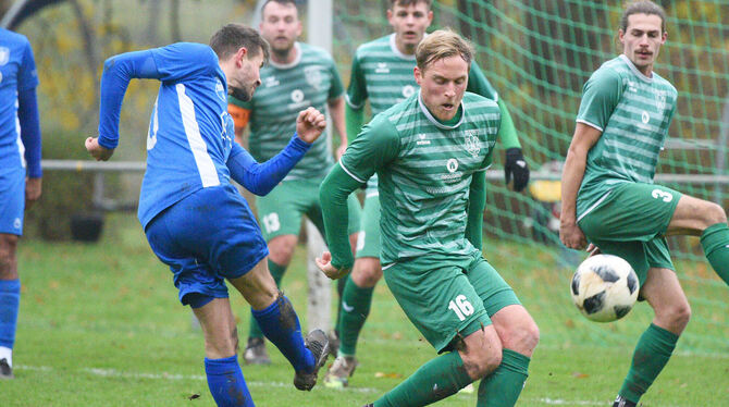 Eningens Spielertrainer Stephan Rothweiler (Nummer 16) versucht den Schuss von Tim Randecker zu blocken. FOTO: T.BAUR/EIBNER