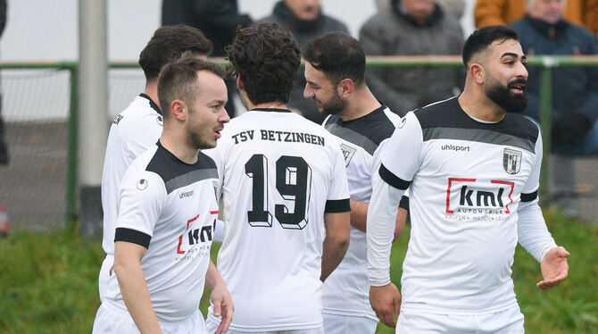 Die Spieler des TSV Betzingen feiern den 4:2-Sieg gegen den TSV Oferdingen. Für Betzingen war’s der neunte Erfolg im neunten Hei