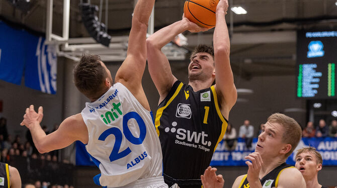 Aatu Kivimäki (rechts) beobachtet das Duell zwischen Teamkollege Zac Seljaas und dem Ex-Tigers-Profi Julian Albus (links). FOTO: Aatu Kivimäki (rechts) beobachtet das Duell zwischen Teamkollege Zac Seljaas und dem Ex-Tigers-Profi Julian Albus (links). FOTO: