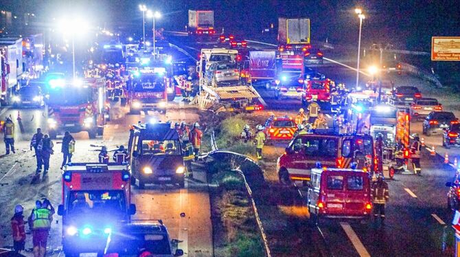 »Trümmerfeld« auf A5: Laster schiebt Leitplanke auf Gegenspur