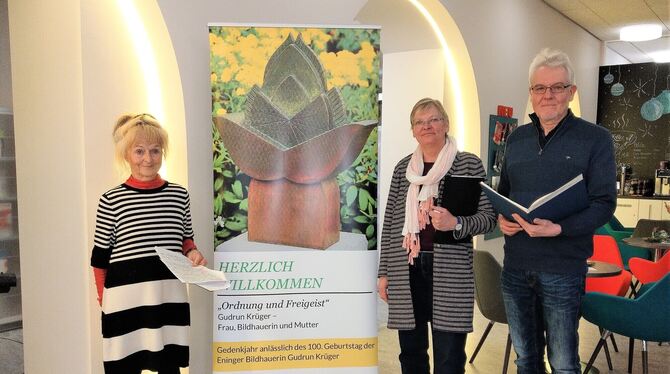 Gaben persönliche Einblicke in das Leben Gudrun Krügers: MarEl Schaefer (von links), Monika Hunze und Bernd Storz. FOTO: BÖHM