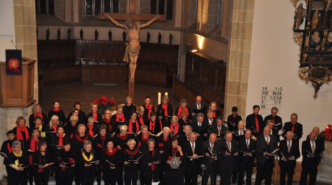 Die Liederkranz-Chöre haben die Tradition der Adventskonzerte in der Pfullinger Martinskirche fortgesetzt.  FOTO: BIMEK