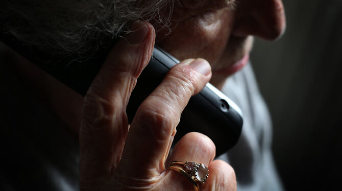 Gerade ältere Leute werden von Betrügern angerufen, wie vorige Woche eine 88-jährige Frau aus Metzingen. FOTO: HILDENBRAND/DPA