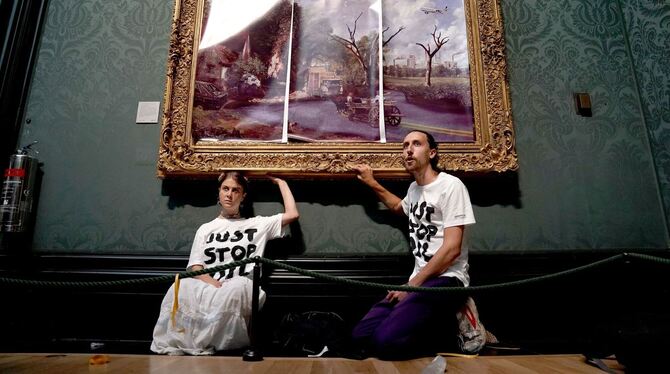 Klebeaktion in Londoner Nationalgalerie