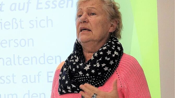 Dr. Barbara Dürr sprach beim Eninger DRK über ein diffiziles Thema. Sie machte auch auf die Bedeutung der SOS-Notfall-Dose (vorn