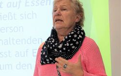 Dr. Barbara Dürr sprach beim Eninger DRK über ein diffiziles Thema. Sie machte auch auf die Bedeutung der SOS-Notfall-Dose (vorn