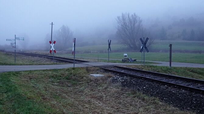 Der Bahnübergang Bermannstal: Der Zug war von Marbach in Richtung Gomadingen unterwegs. Der Autofahrer soll von rechts gekommen