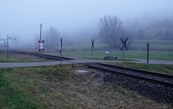 Der Bahnübergang Bermannstal: Der Zug war von Marbach in Richtung Gomadingen unterwegs. Der Autofahrer soll von rechts gekommen 