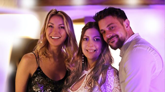 Hochzeitsparty beim »Stanglwirt«: Kerstin König (Mitte) mit Ehemann Alfred und Schlager-Kollegin Anna-Carina Woitschack.  FOTO: