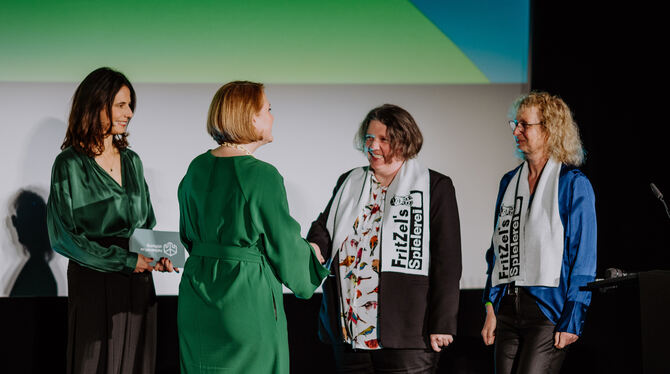 Familienministerin Lisa Paus überreicht in Berlin Nicole Zeller den Nachbarschaftspreis, mit ihr freuen sich Marianne Mauser von