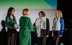 Familienministerin Lisa Paus überreicht in Berlin Nicole Zeller den Nachbarschaftspreis, mit ihr freuen sich Marianne Mauser von