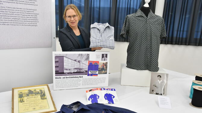 Museumsleiterin Franziska Blum mit einer alten Kollektion der Öschinger Berufskleidungsfabrik Merk.  FOTO: MEYER
