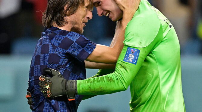 Glückwünsche vom Weltstar Luka Modric (links): Dominik Livakovic ist jetzt schon Kroatiens WM-Held. FOTO: LAHALLE/WITTERS