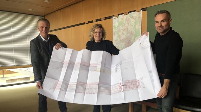 Solche Baupläne wird es ab dem 1. Januar 2023 nicht mehr auf Papier geben. Von links: Heiko Gollmer, Amtsleiter des Bürgerbüros