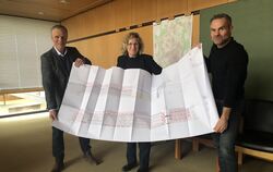 Solche Baupläne wird es ab dem 1. Januar 2023 nicht mehr auf Papier geben. Von links: Heiko Gollmer, Amtsleiter des Bürgerbüros 