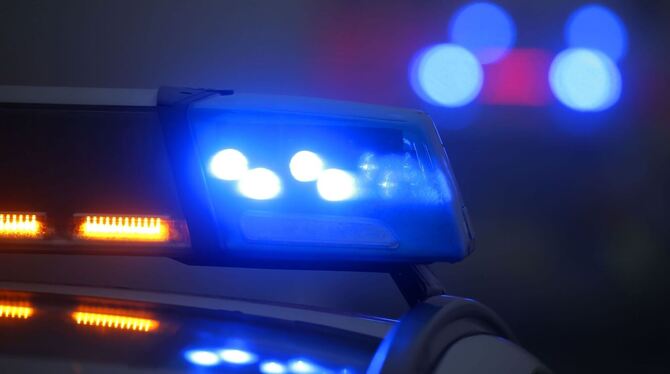 Ein Polizeiauto mit eingeschaltetem Blaulicht