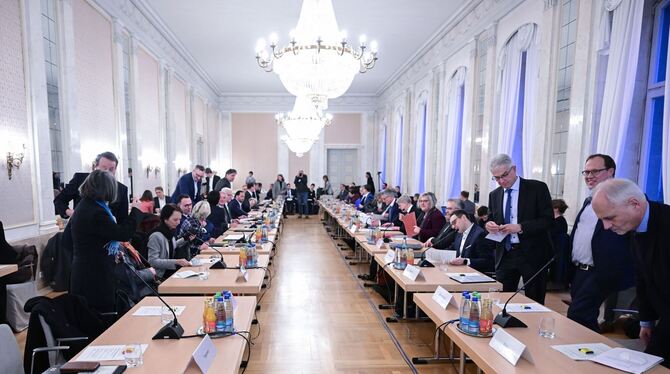 Land am Limit - Kretschmann lädt zu Flüchtlingsgipfel